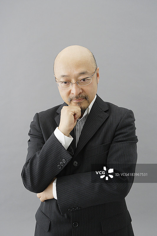 沉思的成熟男人，工作室拍摄图片素材