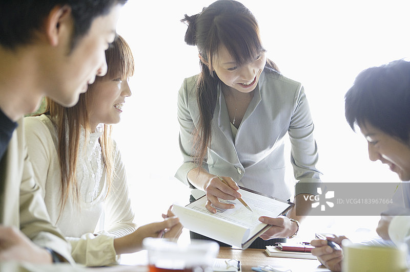 男人和女人正在开会图片素材