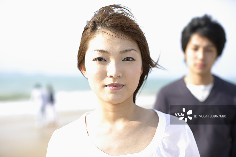 海滩男女肖像（前景聚焦）图片素材