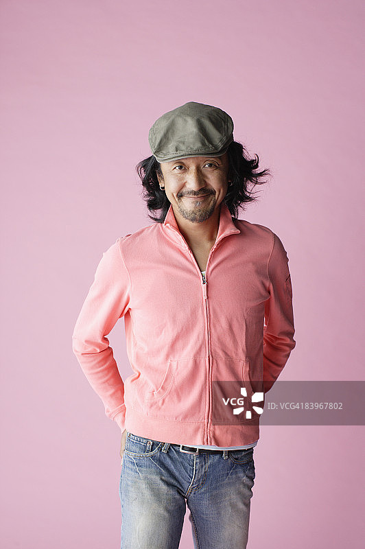 双手背后紧握的中年男人肖像，工作室拍摄图片素材