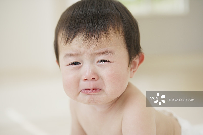 哭泣的宝宝特写肖像图片素材