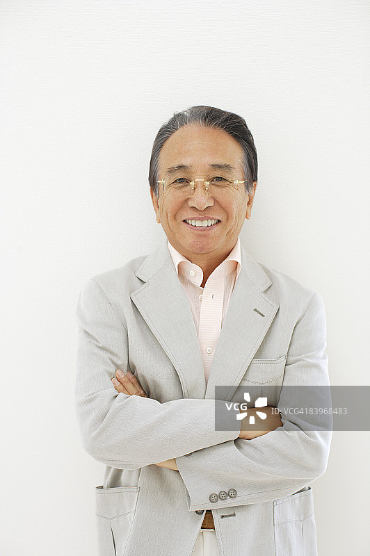 面带微笑、双手交叉的男子肖像图片素材