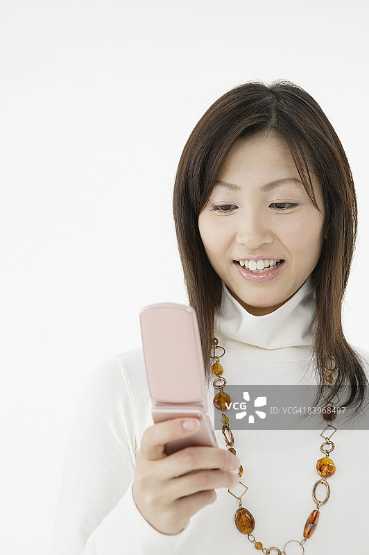 使用手机的女人，工作室拍摄图片素材