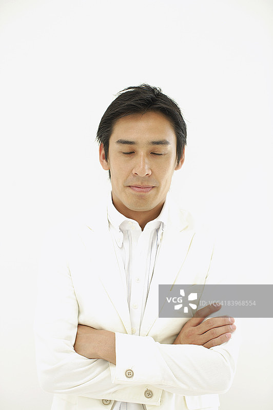 闭眼抱臂的男人 портрет图片素材