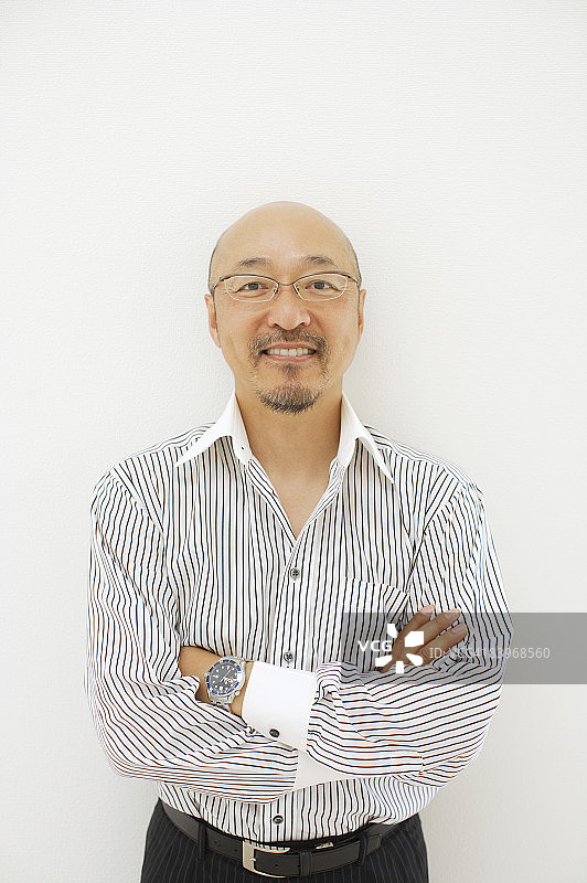 抱臂男人肖像图片素材