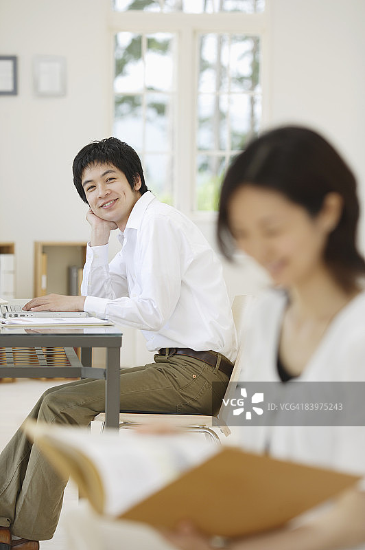在家办公的男女，焦点在背景图片素材