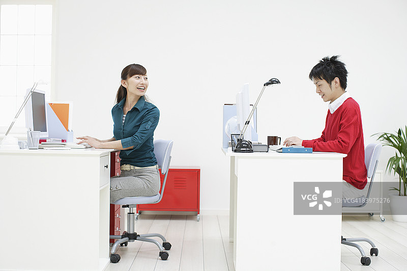 在小型办公室工作的商务同事图片素材