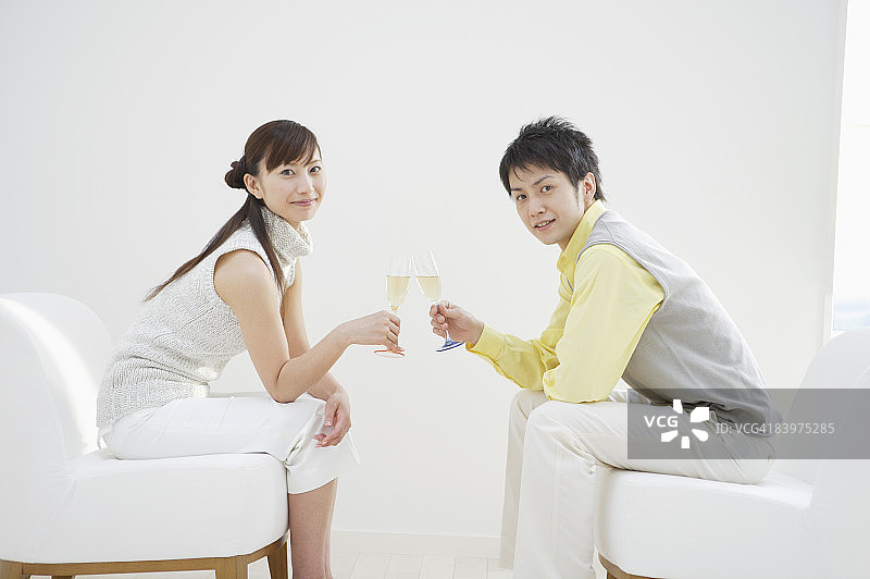 情侣举杯敬酒图片素材