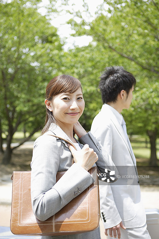 商务同事在行走，女人看着镜头图片素材