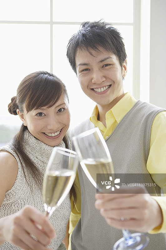 情侣手持葡萄酒杯特写图片素材
