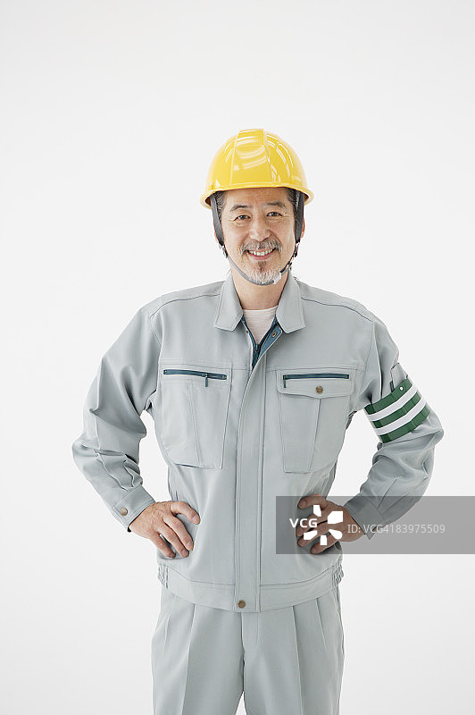 双手叉腰的电工肖像，工作室拍摄图片素材