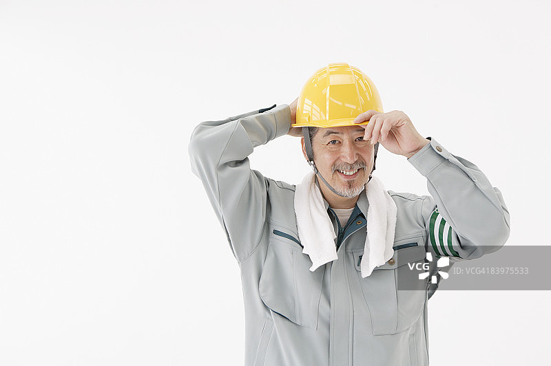 电工戴安全帽的肖像，工作室拍摄图片素材
