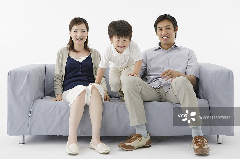 一家人坐在沙发上，工作室拍摄图片素材