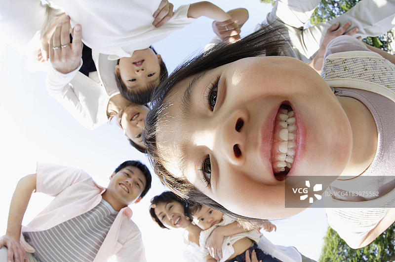 一家人围成一圈，从下方看的视角图片素材