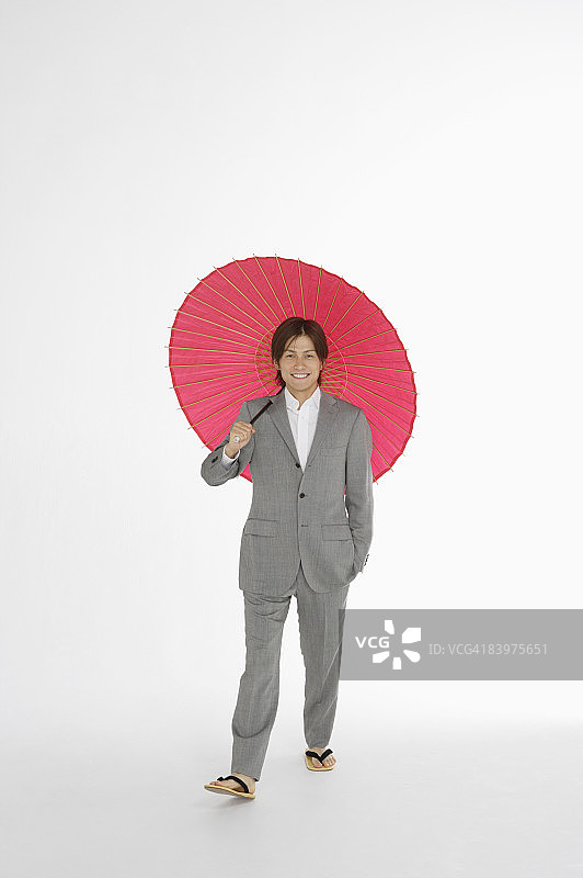 穿着日式凉鞋，拿着日式雨伞的商务男士肖像图片素材
