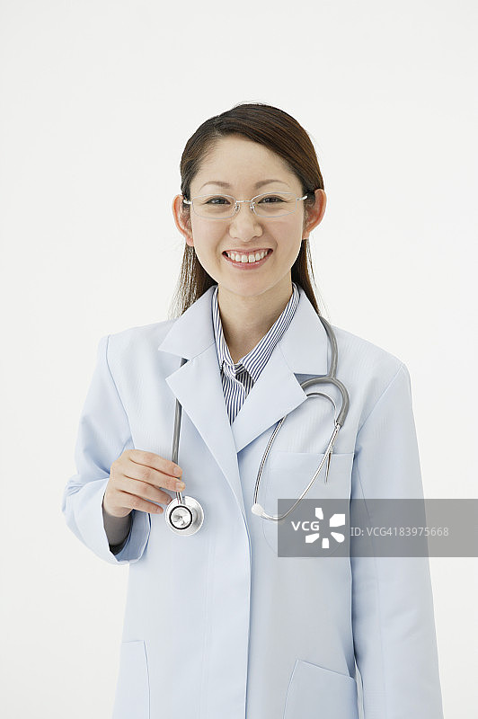 微笑女医生特写工作室肖像照图片素材