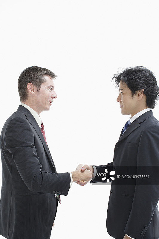 商务人士握手，影棚拍摄图片素材