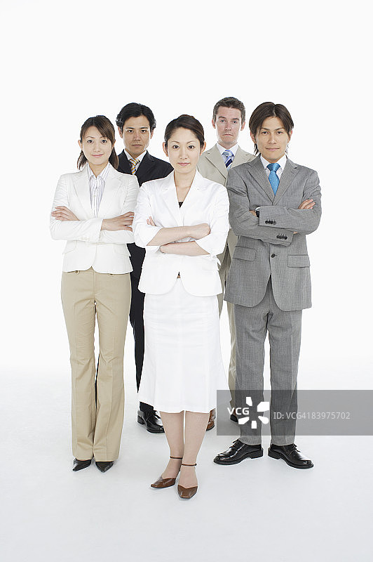 手臂交叉的商务人士肖像图片素材
