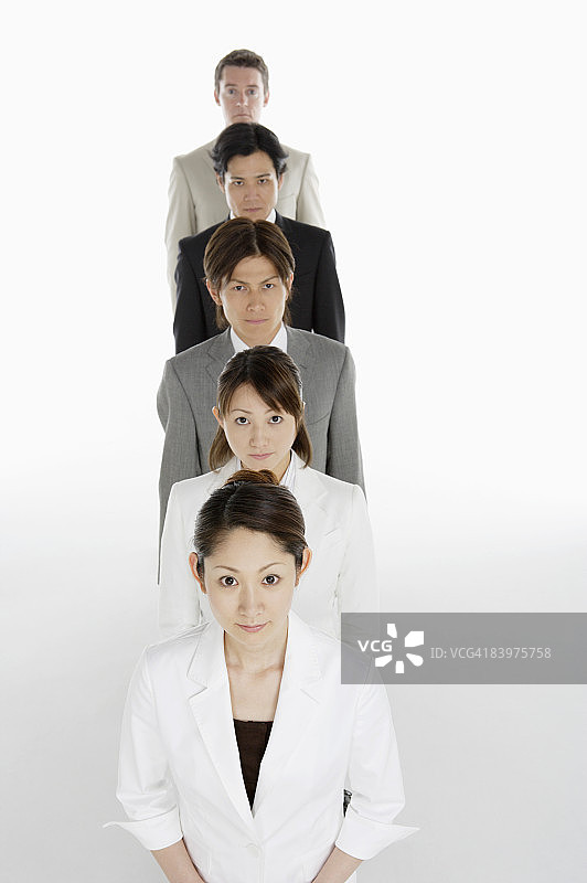 排队站立的商务人士的影棚肖像图片素材