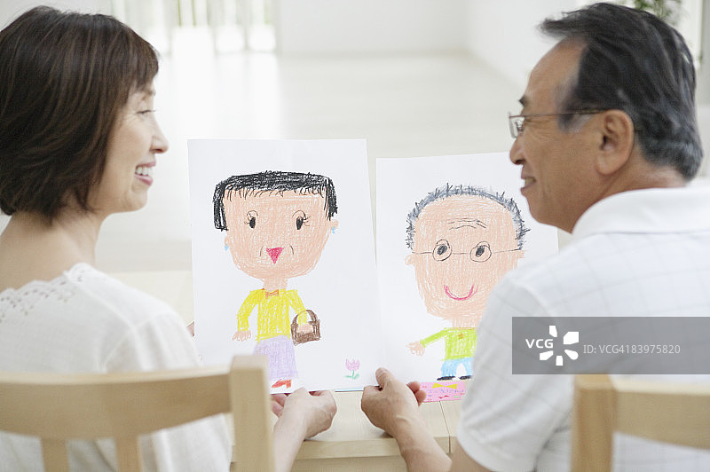 手持画像的老年夫妇图片素材