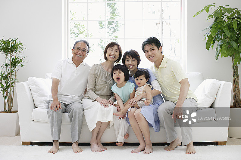 坐在沙发上的多代同堂家庭肖像图片素材