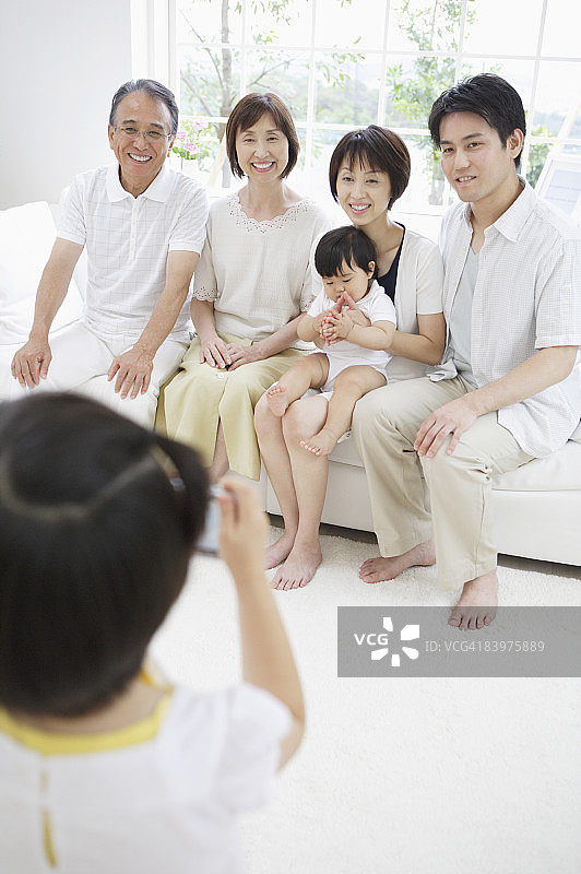 女孩为家人拍照图片素材