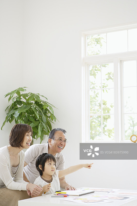 孙女和祖父母用蜡笔画画图片素材