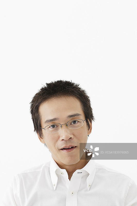 男人特写肖像，影棚拍摄图片素材