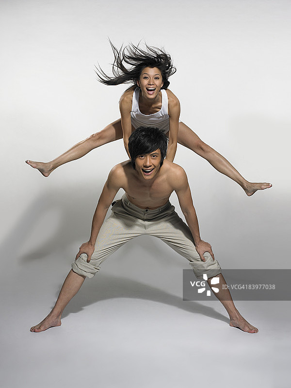 女人跳过男人图片素材