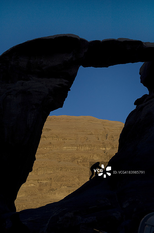 约旦瓦迪拉姆岩石拱门图片素材