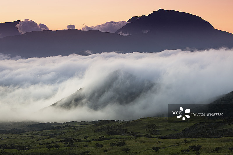 山景上空的翻滚云层图片素材