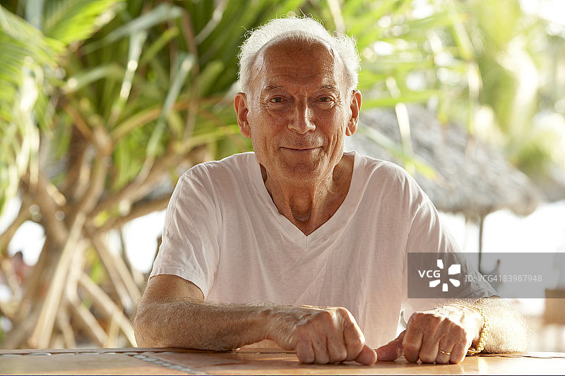 微笑看着镜头的年长的男人图片素材