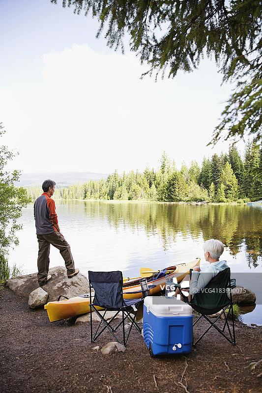 退休夫妇欣赏风景图片素材