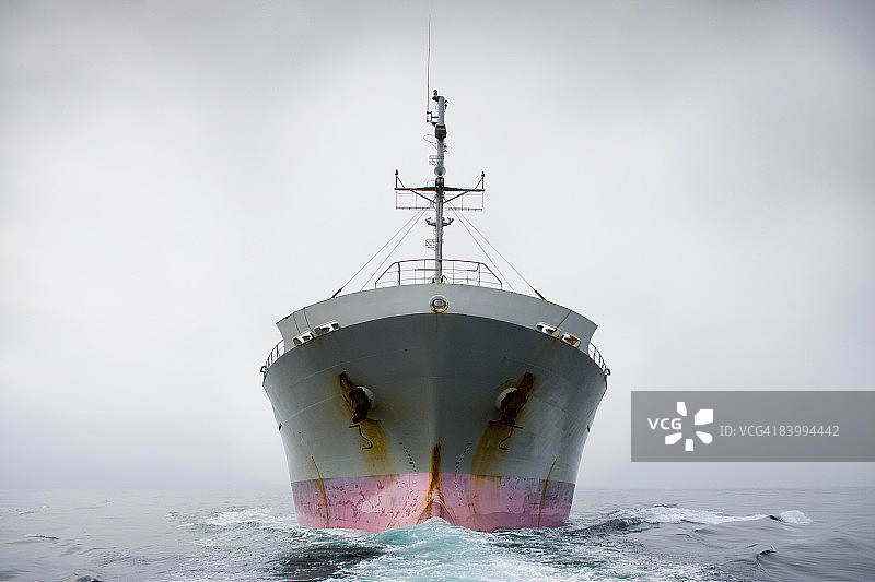 粉色和灰色货轮的船头图片素材