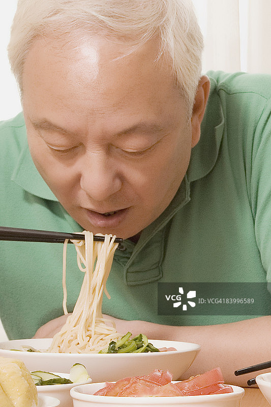吃面条的中年男人特写图片素材