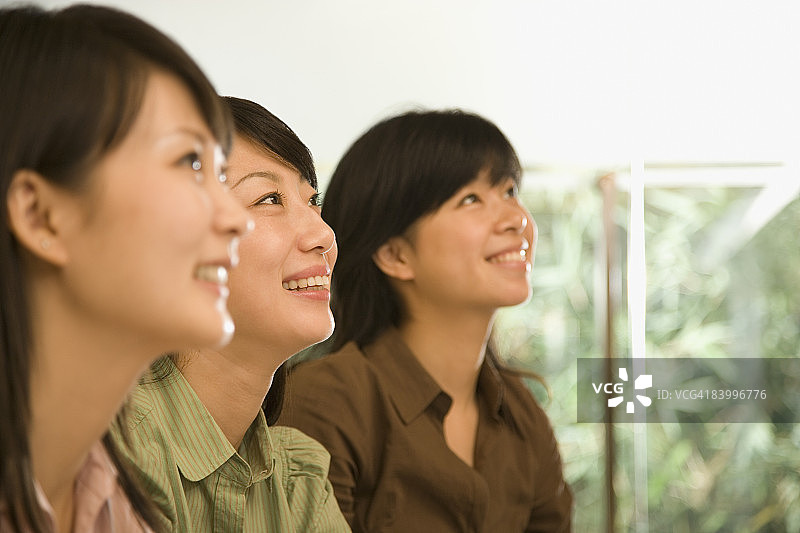 三名女白领抬头微笑图片素材