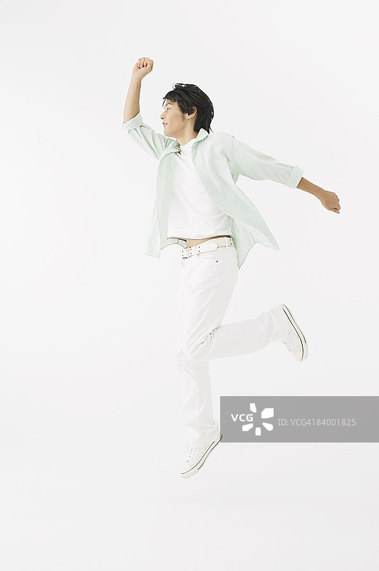 男子跳跃，影棚拍摄图片素材