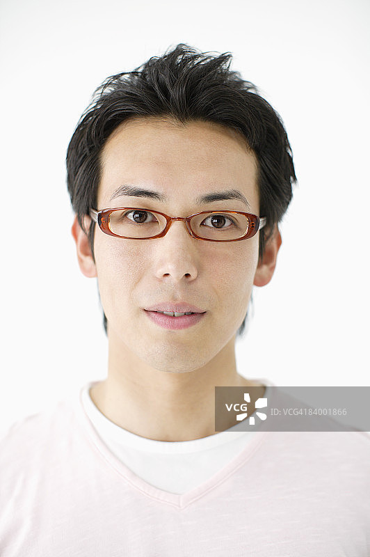 戴眼镜的男子特写，工作室拍摄图片素材