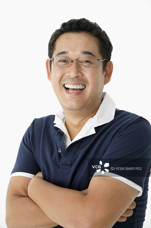 双手交叉的男人特写肖像，工作室拍摄图片素材