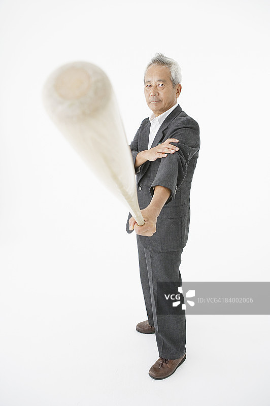 年长的商人拿着棒球棒，工作室拍摄图片素材