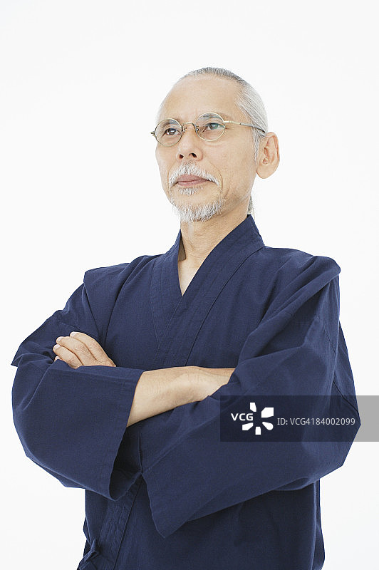 双臂交叉的老年男人特写工作室肖像图片素材