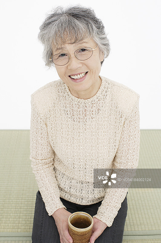 喝茶的老年妇女，工作室拍摄 портрет图片素材