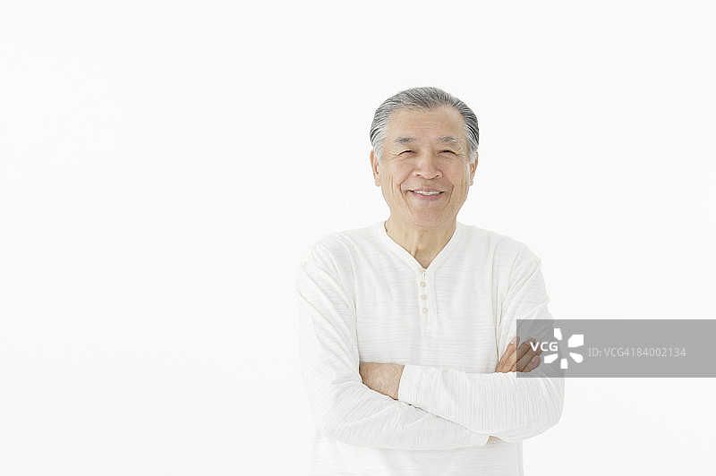 年长男士肖像，手臂交叉，影棚拍摄图片素材