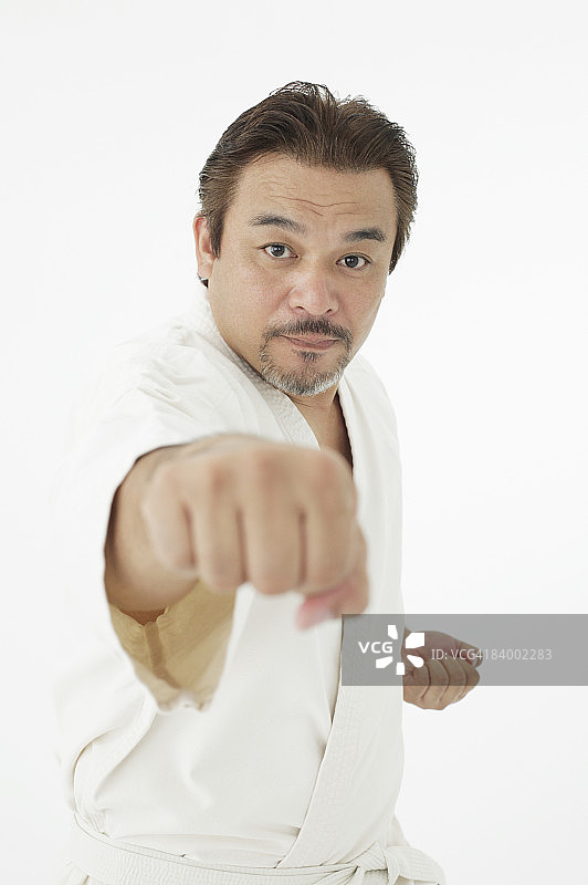 摆出战斗姿势的男人，工作室拍摄图片素材