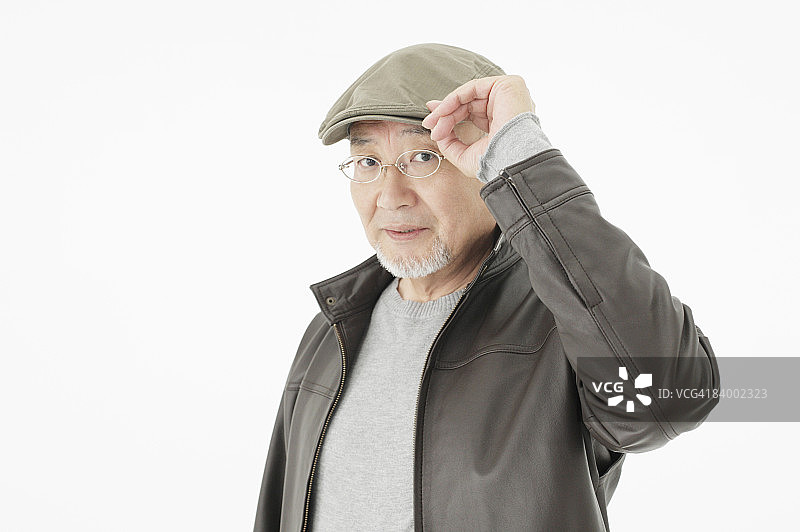 戴帽子和眼镜的年长的男人特写肖像图片素材