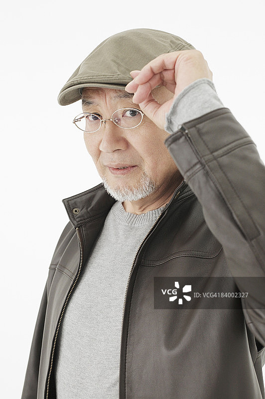 戴帽子和眼镜的年长的男人特写肖像图片素材