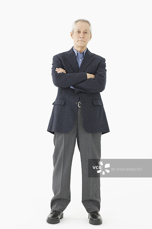 年长男士肖像，手臂交叉，影棚拍摄图片素材