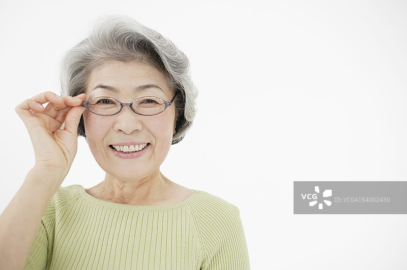 戴眼镜的年长妇女肖像，特写，摄影棚拍摄图片素材
