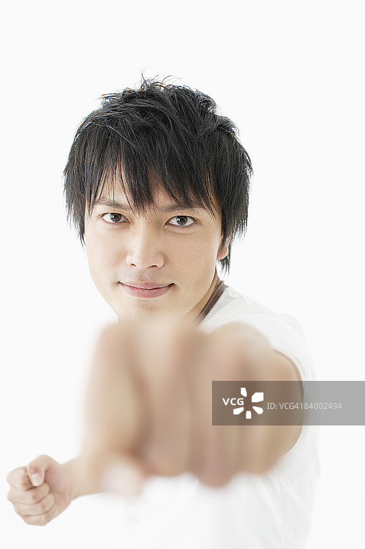 男人紧握拳头的特写肖像图片素材