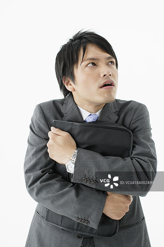 手提包的商人特写肖像，工作室拍摄图片素材
